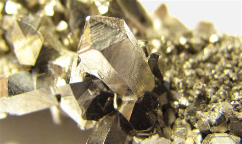  Niobium – Metallen som Gör Tillvaron Lättare och Starkare!